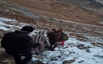 نجات معجزه‌آسای سه جوان در ارتفاعات برف‌گیر میبد
