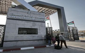 بازگشت نخستین گروه از فلسطینی‌ها از گذرگاه رفح به غزه 