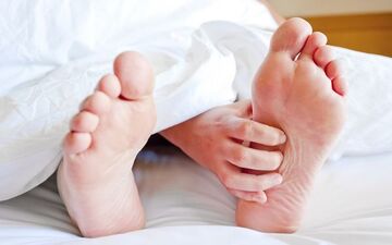داغی و سوزش کف پا را جدی بگیرید+ درمان خانگی