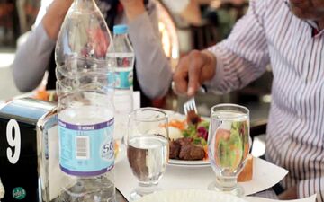 نوشیدن آب همراه غذا چه اثراتی بر بدن دارد؟
