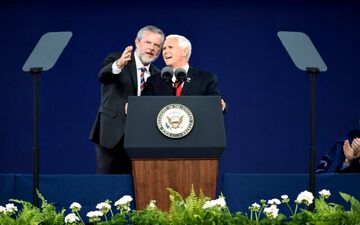 مایک پنس: مسیحیان مراقب باشند!
