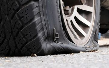 فاجعه در محل کار: جان کارگری در اثر ترکیدن لاستیک گریدر گرفته شد | فیلم