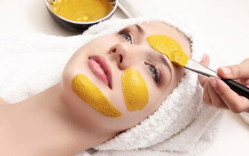 10 ماسک صورت خانگی مؤثر برای درمان لکه‌های تیره