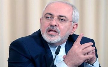 ظریف: آمریکا نا امیدانه به‌دنبال جلب حمایت از تمدید تحریم‌ تسلیحاتی ایران است