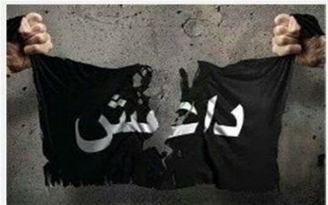جلاد 4 ساله داعش این گونه سر می برد+ عکس