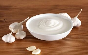 
افرادی که فشار خون بالا دارند ماست را با این ماده غذایی ترکیب کنند