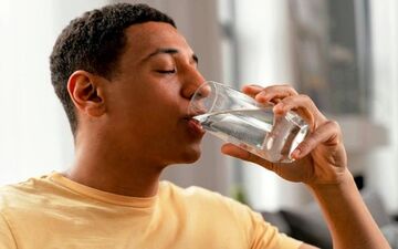 قانون ۸ لیوان آب اشتباه است! میزان مناسب نوشیدن چقدر؟