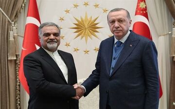 فرازمند استوارنامه خود را تقدیم اردوغان کرد