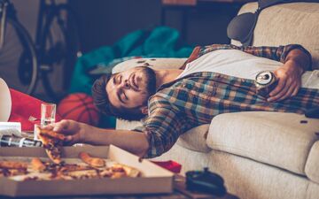 خواب‌آلودگی و احساس خستگی بعد از غذا خوردن، یک زنگ خطر جدی برای سلامت