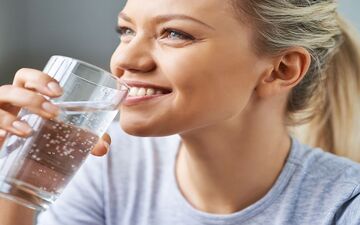 چرا حتی وقتی تشنه نیستید، باید آب بنوشید؟ 