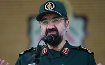 محسن رضایی با دو خانواده شهید شرق تهران دیدار کرد 