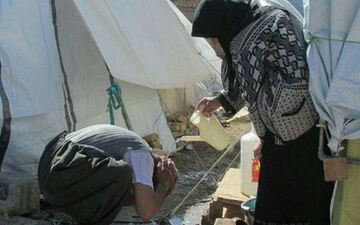 استحمام مردم سرپل ذهاب در سرمای زیر صفر درجه