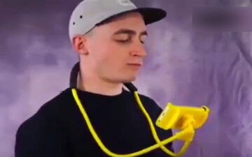 گجتی مخصوص تماس تصویری و تماشای فیلم با موبایل + فیلم 