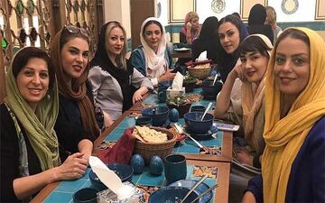 تیپ خانم های بازیگر در یک رستوران