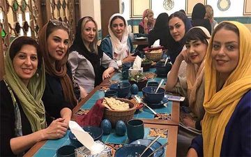 تیپ خانم های بازیگر در یک رستوران