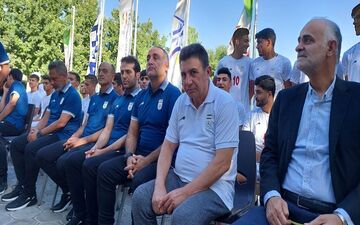 بدرقه نوجوانان ایران با حضور سرمربی تیم ملی/ قلعه نویی: مطمئنم دست پر باز می‌گردید