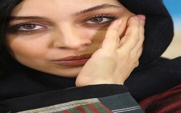 مانتوی عجیب و غریب بازیگر زن مشهور در یک مراسم+عکس