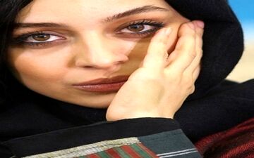 مانتوی عجیب و غریب بازیگر زن مشهور در یک مراسم+عکس