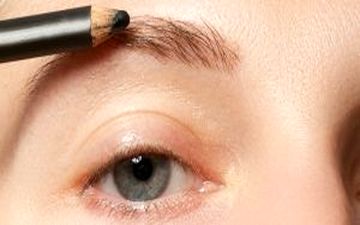 8 ترفند برای پر نشان دادن ابروها به کمک آرایش