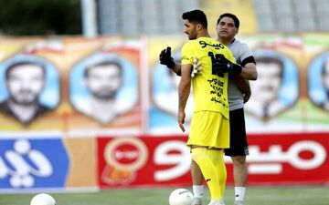 حاشیه دربی/درگیری گلر استقلال با فرد ناشناس