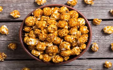 طرز تهیه پاپ کورن کاراملی؛ میان‌وعده‌ای خوشمزه و خانگی با طعمی خاص
