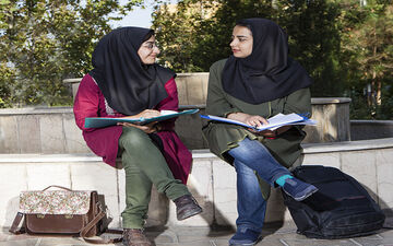زنان اولین قربانی بحران‌های اقتصادی ایران
