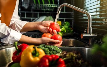 استفاده از  نمک، سرکه یا جوش شیرین برای ضدعفونی کردن میوه و سبزیجات کافی است؟