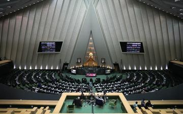 دومین جلسه سال ۹۶ مجلس به صورت «غیرعلنی» آغاز شد