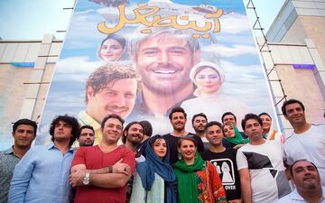 محمدرضا گلزار و نازنین بیاتی در کنار بزرگترین پوستر تاریخ سینمای ایران!