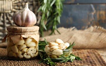 سیر ترشی سفید و فوق العاده خوشمزه رو این طوری درست کن!