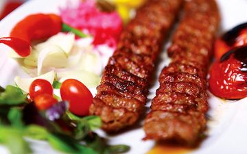 کباب کوبیده رستورانی در خونه؛ طرز تهیه سریع و آسان (ویدئو)