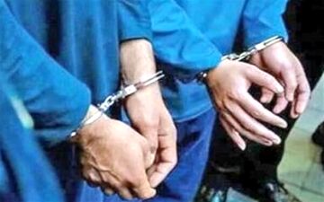 عوامل سنگ پرانی به خودروها در چرداول دستگیر شدند