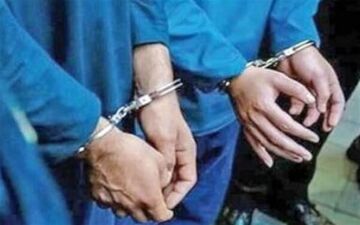 عوامل سنگ پرانی به خودروها در چرداول دستگیر شدند
