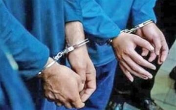 عوامل سنگ پرانی به خودروها در چرداول دستگیر شدند