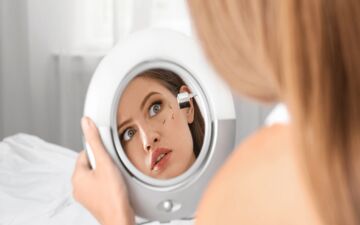 مراقب باشید! این کارها باعث ریزش اکستنشن مژه میشه!
