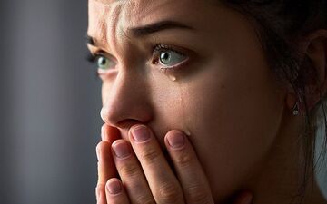 تعبیر خواب | گریه کردن دیگران در خواب چه تعبیری دارد؟