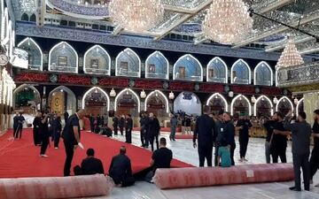 ویدئو / حرم حضرت عباس (ع) سیاه‌پوش شد؛ آماده‌سازی کربلا برای ماه محرم