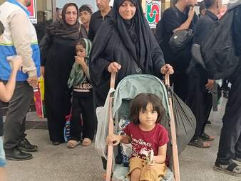 عشق حسینی از کودکی؛ تصاویر ماندگار زائران خردسال در مرز خسروی