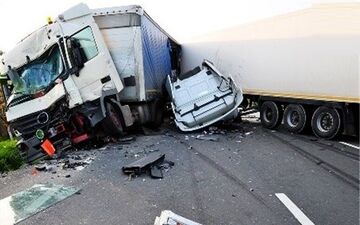 واژگونی تریلی محور بجنورد اسفراین را بست / راننده در دم جان باخت
