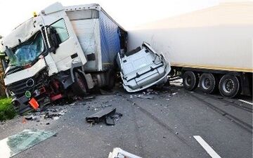 واژگونی تریلی محور بجنورد اسفراین را بست / راننده در دم جان باخت
