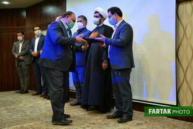 اهدا احکام مدیرکل، اعضای شورهای، مدیران کل و معاونان مرکز گسترش سازمان مقاومتی استان کرمانشاه