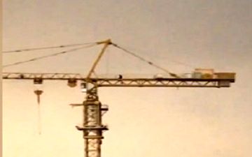 نماز خواندن یک کارگر بر روی بزرگترین جرثقیل در ونک + فیلم 