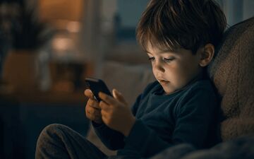 کودکان پیش‌دبستانی چند دقیقه اجازه دارند با گوشی کار کنند؟
