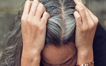 آرایشگران با موهای سفید چه کار میکنند ؟ | راز آرایشگرها برای رفع موهای سفید
