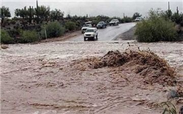 طغیان رودخانه، آب‌نمای کنخ بندرلنگه را مسدود کرد