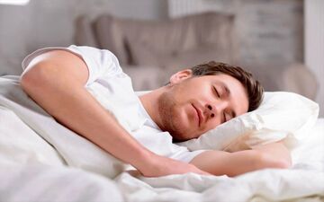 حکم خواب روزه دار در ماه رمضان: ابهامات و پاسخ مراجع