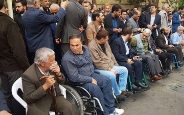عکس/ انتظار حامیان قالیباف در مقابل وزارت کشور