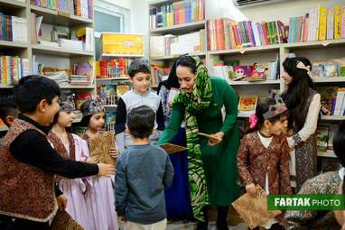 اجرای شاهنامه‌خوانی گروه همایون به مناسبت جشن مهرگان در شهر کتاب کرمانشاه