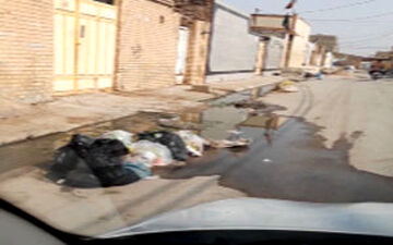 جاری شدن فاضلاب در معابر «کارون»+فیلم
