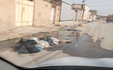 جاری شدن فاضلاب در معابر «کارون»+فیلم